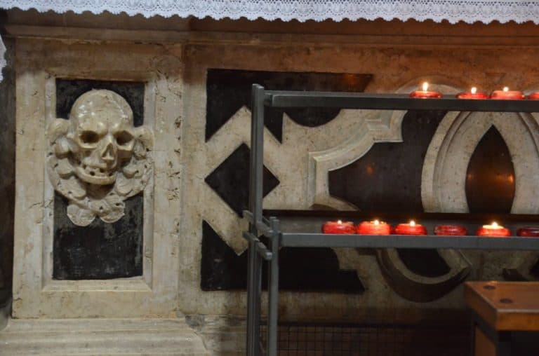 Croazia, Sibenico – dettagli dell’altare, lug. 2014 (Sibenico)