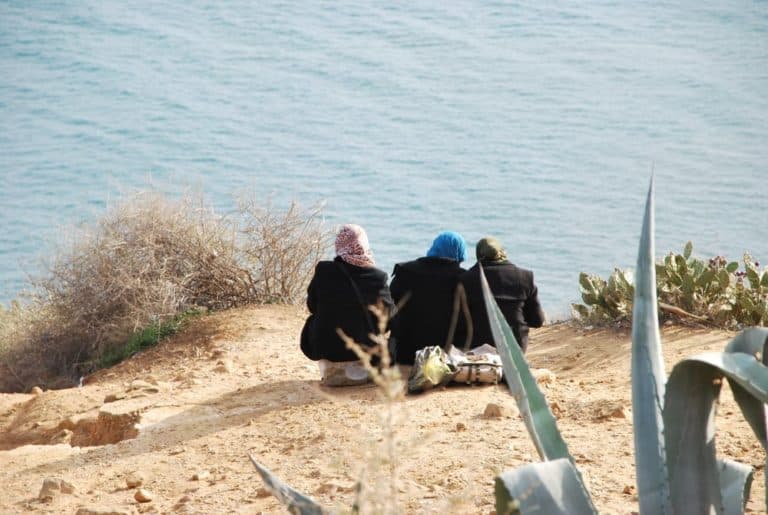 Tunisia, Sidi Bou Said – three ladies, Dec. 2008 (Tunis)