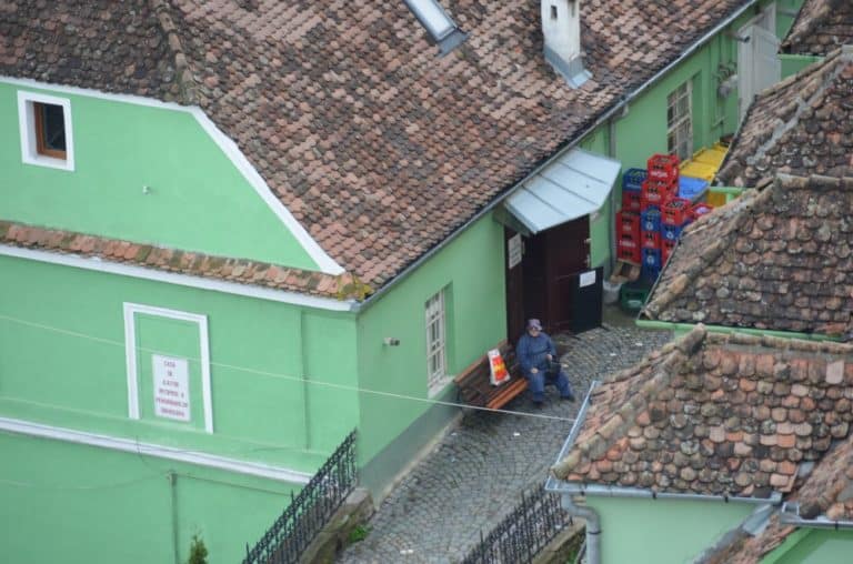 Romania, Sighisoara – sedersi su una panchina, apr. 2014 (Sighisoara)