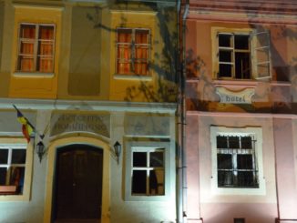 ルーマニア、シギショアラ－窓と花 2014年4月