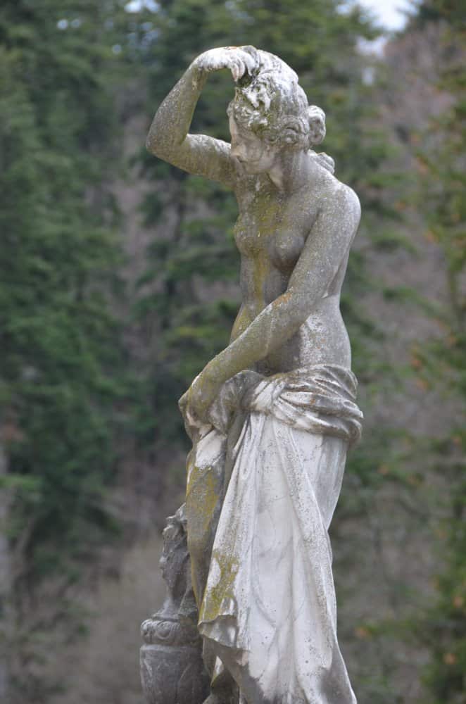 Romania, Sinaia – statue of a woman, Apr. 2014 (Sinaia)