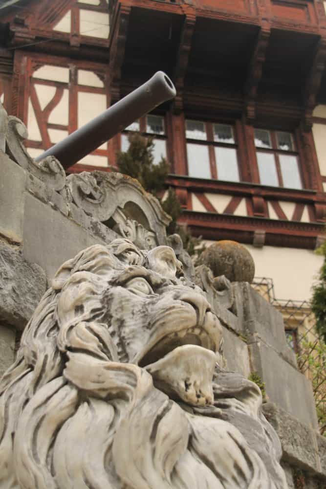 Romania, Sinaia – lion, Apr. 2014 (Sinaia)