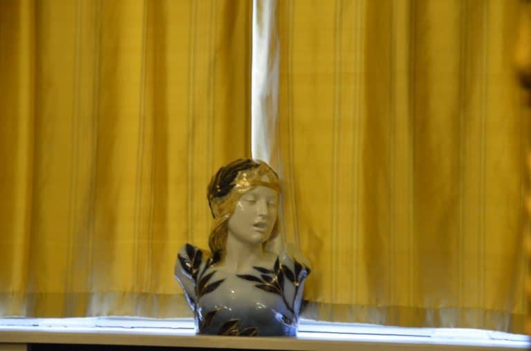 Romania, Sinaia – on the windowsill, Apr. 2014 (Sinaia)