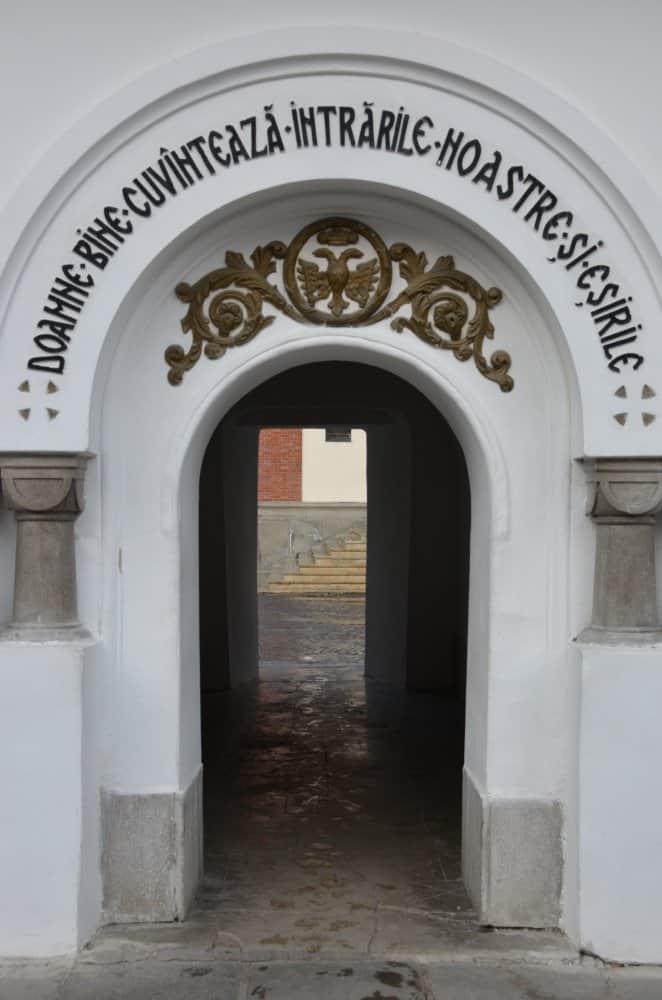 Romania, Sinaia – arch, Apr. 2014 (Sinaia)