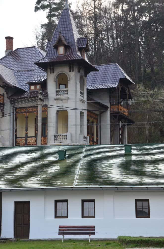 Romania, Sinaia – tall house, Apr. 2014 (Sinaia)