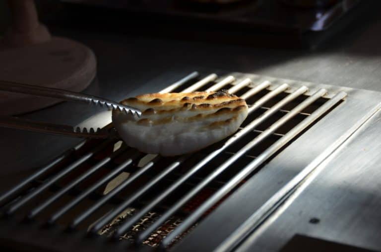 L’esperienza di preparare alcuni senbei a Soka in Giappone