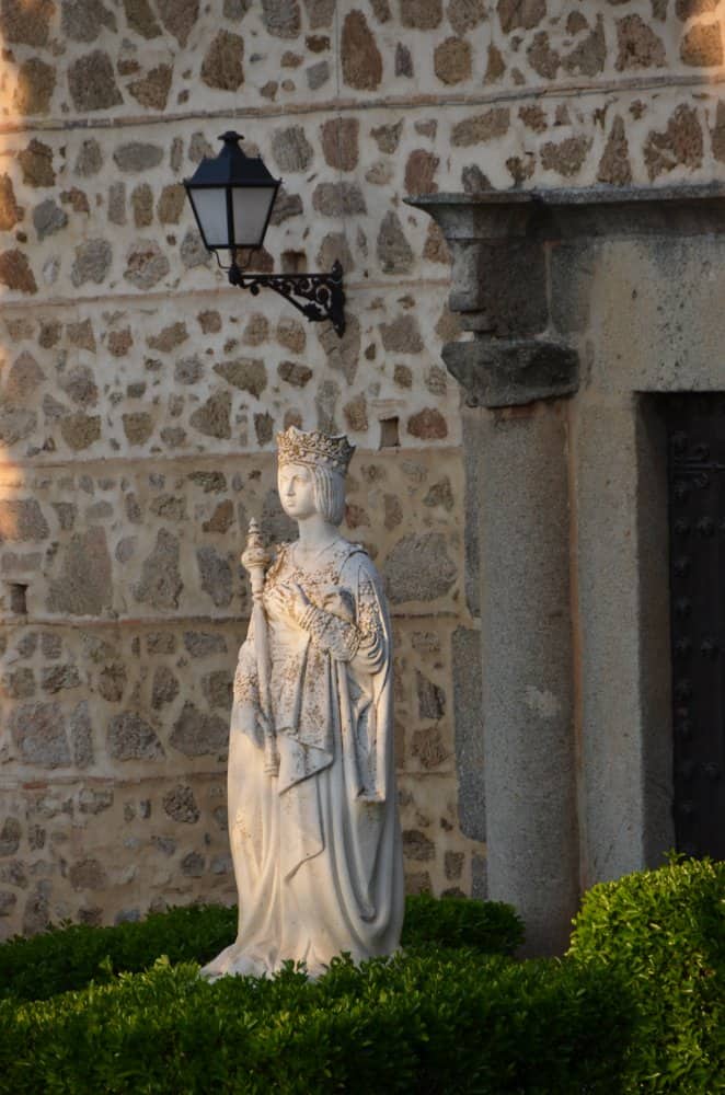 Spain, Toledo – lamp and statue, Mar. 2014 (Toledo)