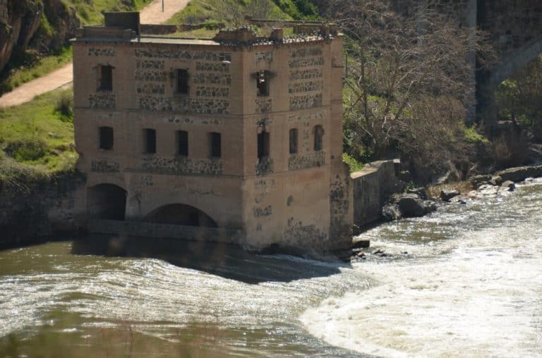 Spagna, Toledo – costruzione sul fiume, mar. 2014 (Toledo)
