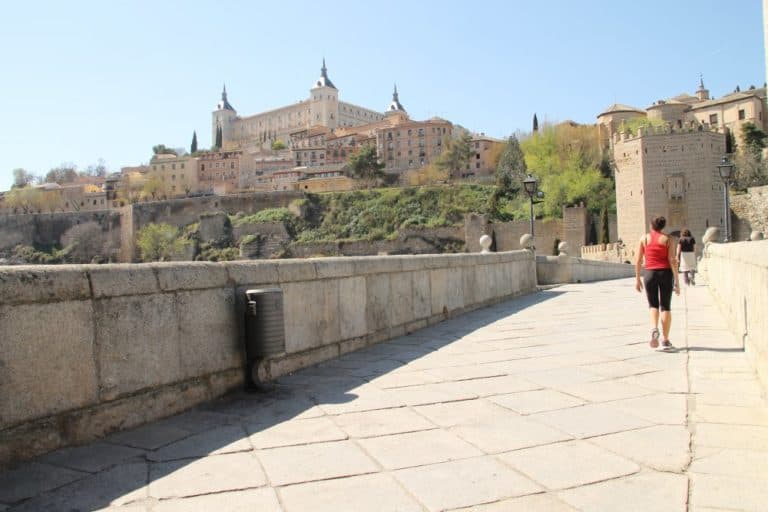 Spagna, Toledo – persona con top rosso, mar. 2014 (Toledo)