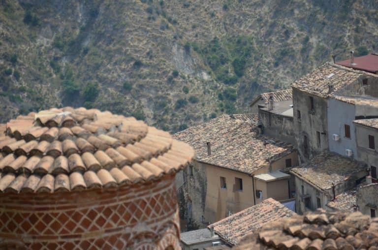 Stilo – chiesa e case, Luglio 2015 (Calabria)