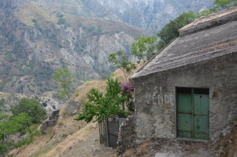 Stilo – casa sull’orlo, Luglio 2015 (Calabria)