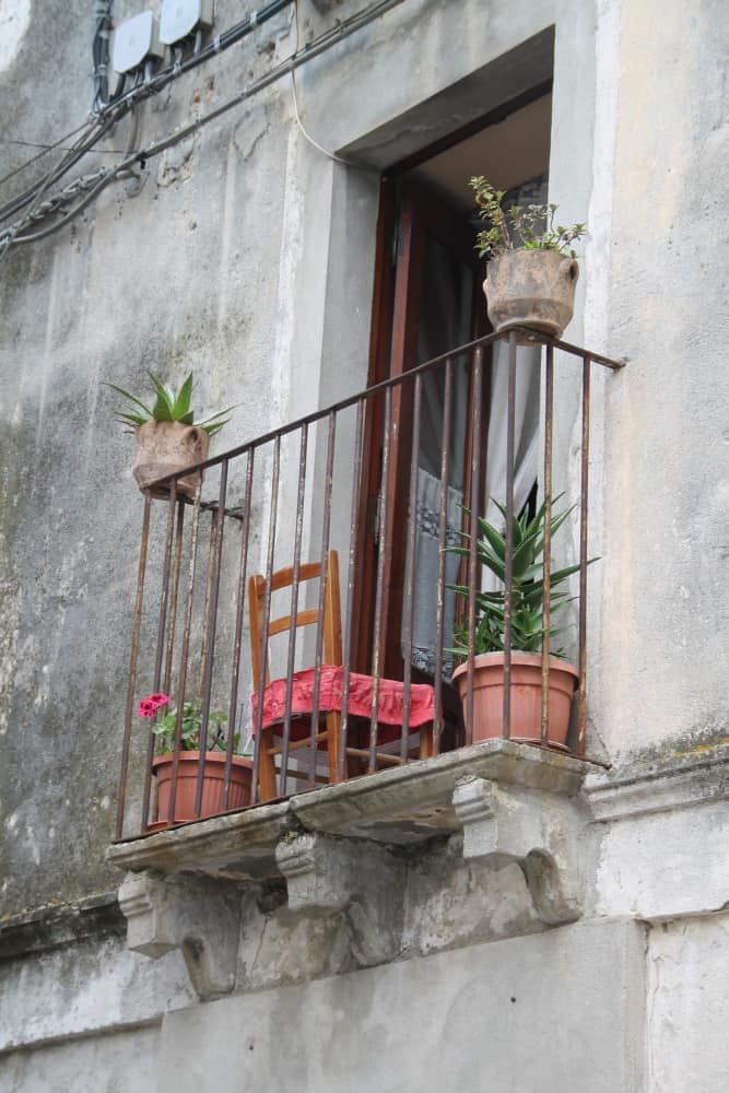 Stilo – balcone con sedia, Luglio 2015 (Calabria)