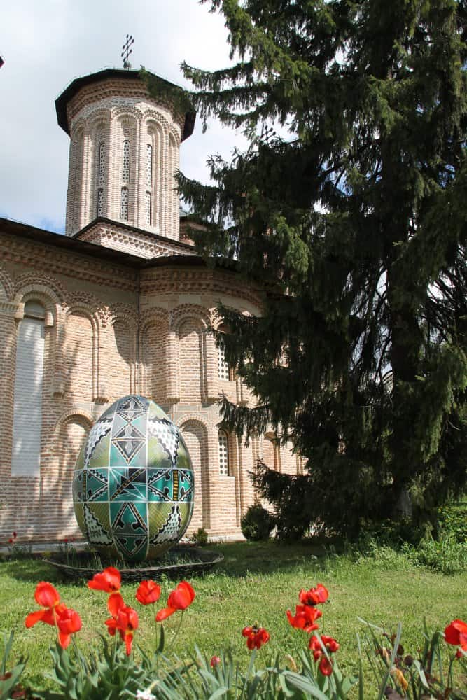 Romania, Snagov – chiesa e uovo, apr. 2014 (Bucarest)