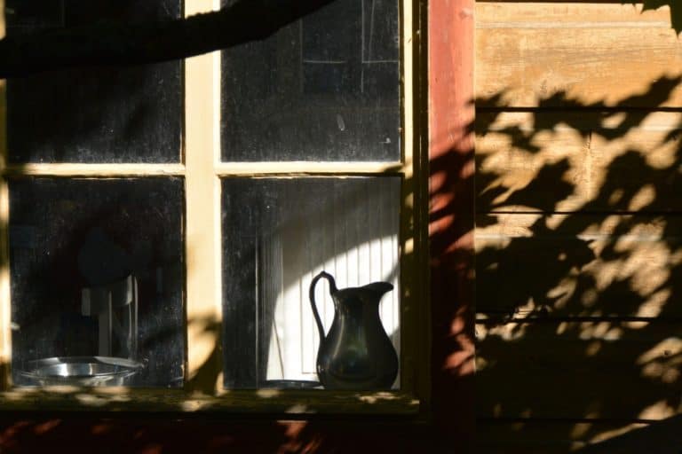 Suomenlinna – window with the jar, Aug.2015 (Helsinki)