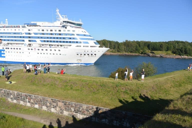 Suomenlinna – persone che salutano, Agosto 2015 (Helsinki)