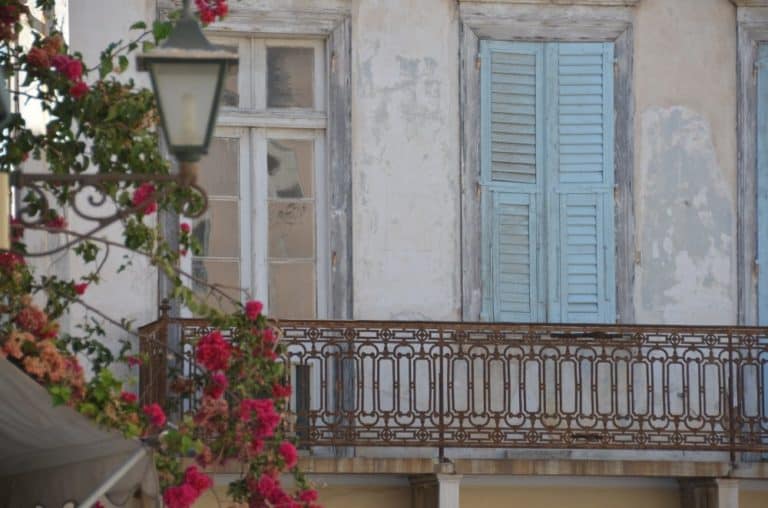 Grecia, Syros, Ermopoli – lampione e finestra, settembre 2013 (Syros)