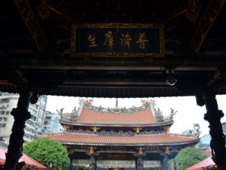 Sorpresa nel vedere così tante persone al tempio Longshan a Taipei