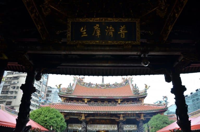Sorpresa nel vedere così tante persone al tempio Longshan a Taipei