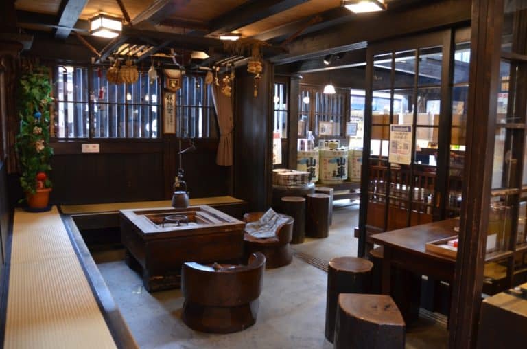 Takayama – interno del negozio di sake, Mar.2016 (Gifu)