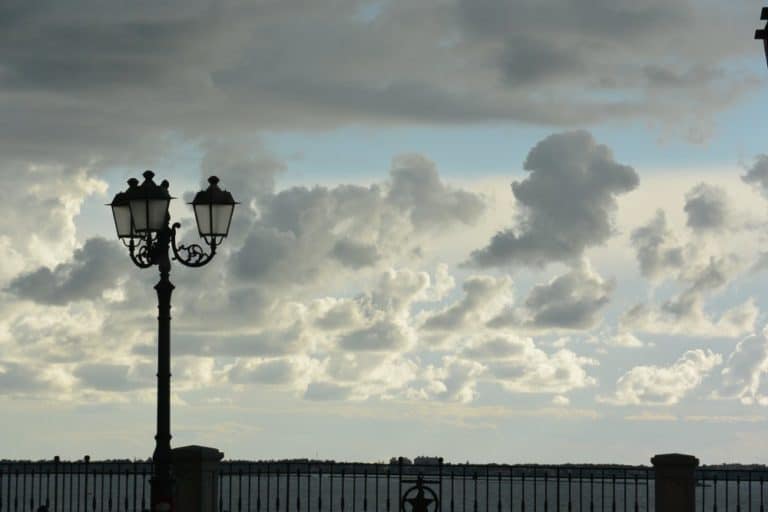 イタリア、ターラント－街灯と空 2013年11月 (プーリア州)