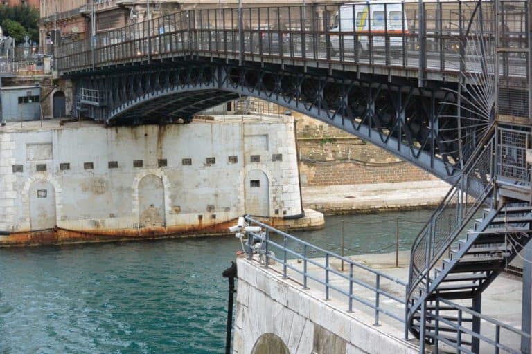 イタリア、ターラント－橋 2013年11月 (プーリア州)