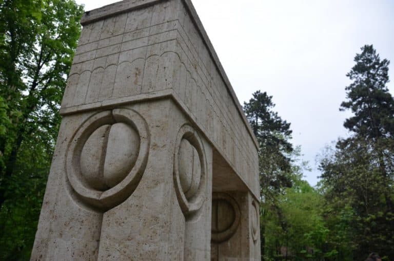 Romania, Taugu Jiu – side view, Apr. 2014 (Târgu Jiu)