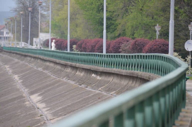 Romania, Taugu Jiu – fence, Apr. 2014 (Târgu Jiu)