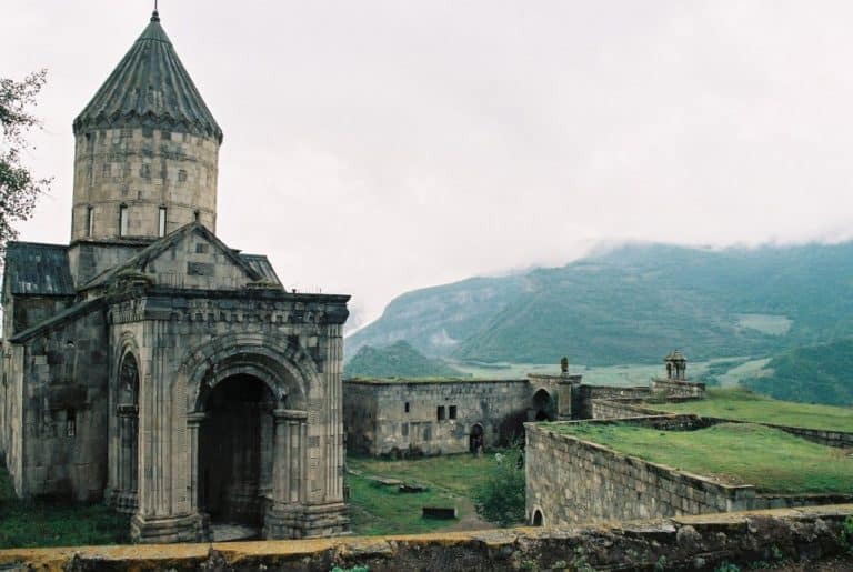 Armenia, Tatev – panorama con chiesa, autunno 2005