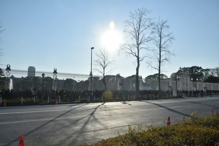 Japón-Tokio-Akasaka Palace-State Guest House-front fence-queue-road 