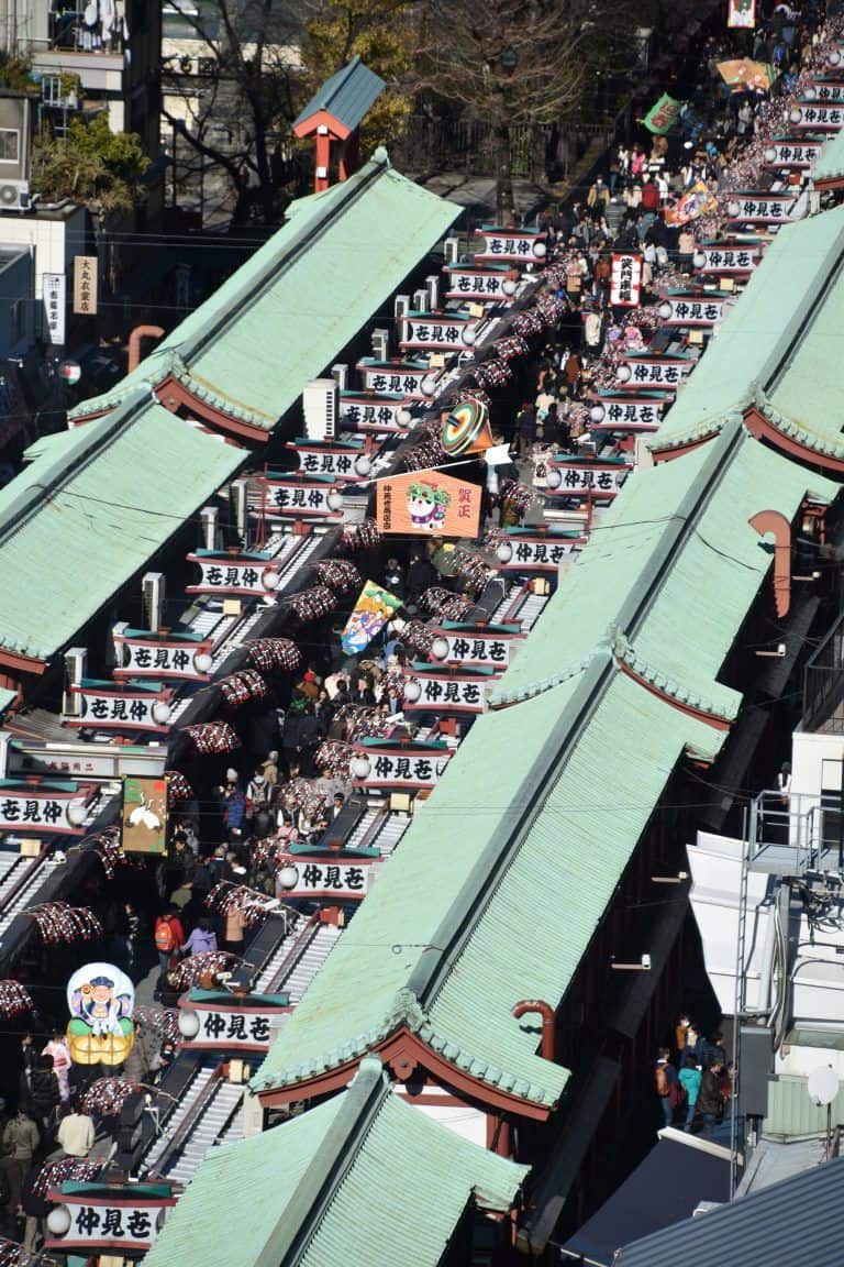 東京、浅草－屋根と看板 2017年12月 (東京)