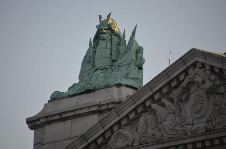 Japón-Tokio-Akasaka Palace-State Guest House-estatua-Samurai la estatua d