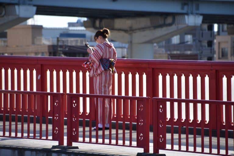 東京、浅草－橋の上の人 2017年12月 (東京)