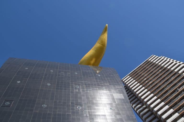 東京、浅草－金のうんこの端と空 2017年12月 (東京)