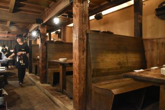 Japón-Tokio-restaurante-Gonpachi-mesas-de madera-camarera