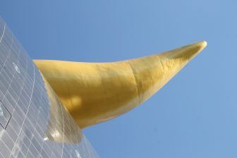 La scultura chiamata cacca d'oro a Tokyo