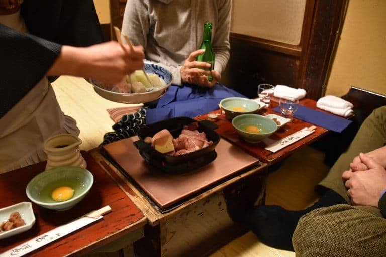 東京、「ぼたん」－給仕 2017年12月 (東京)