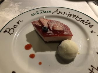 日本　東京　東京スカイツリー　ソラマチ　フランス料理店　フランス語　「誕生日おめでとう」　ケーキ