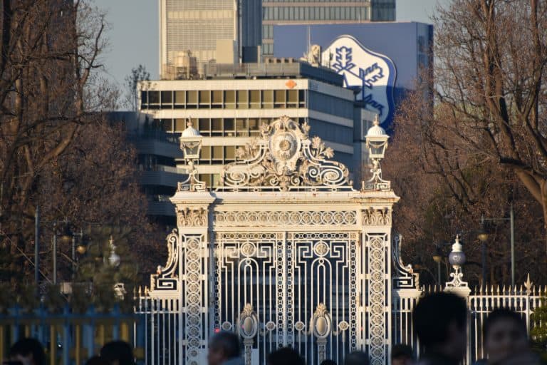 Japón-Tokio-Akasaka Palace-State Guest House-front gate-buildings-people 