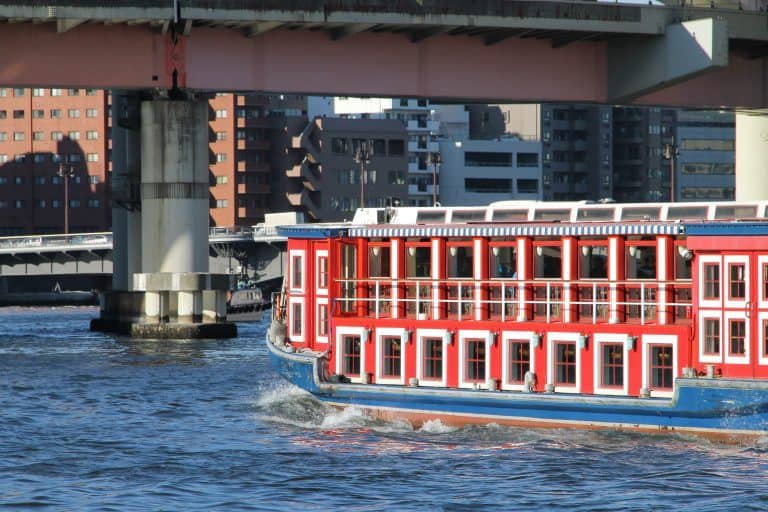東京、川下り－派手な船 2017年12月 (東京)