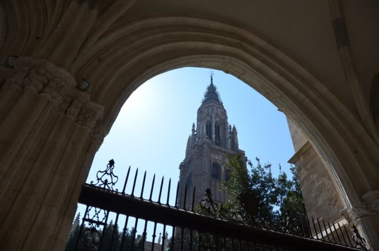 Spagna, Toledo, cattedrale – guglia dall’arco, mar. 2014 (Toledo)