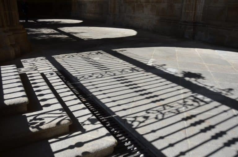 Spagna, Toledo, cattedrale – ombra e gradini, mar. 2014 (Toledo)