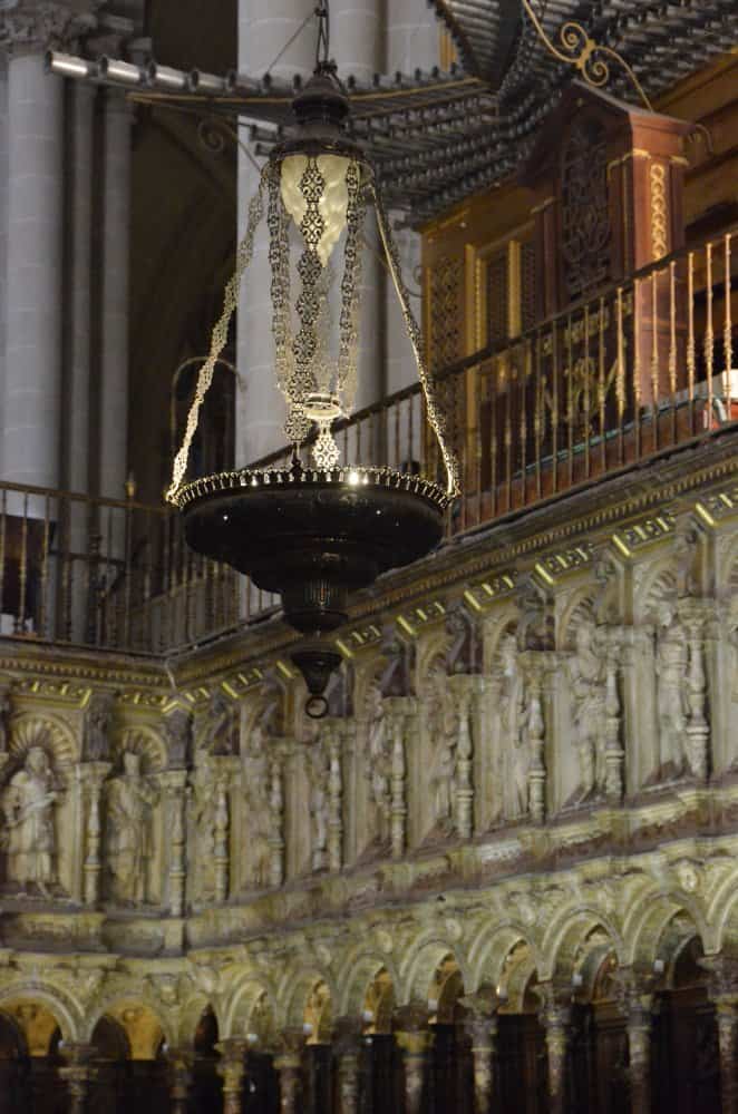 Spagna, Toledo, cattedrale – lampada dove siede il coro, mar. 2014 (Toledo)