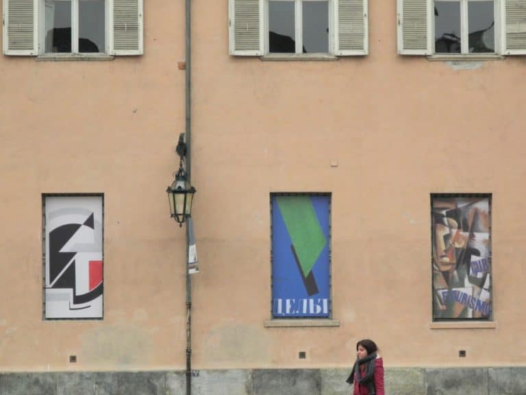 Italia, Torino – finestre con quadri, Feb.2015 (Torino)