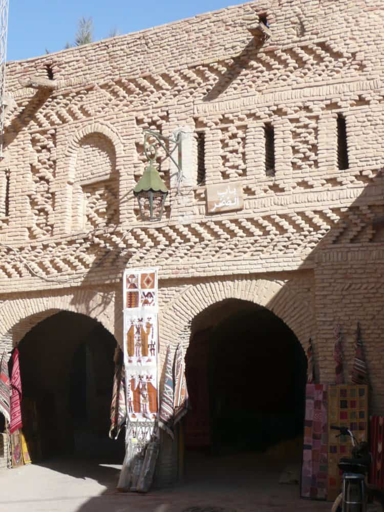 Tunisia, Tozeur – building, Dec.2008 (Tozeur)