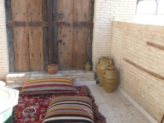 Tunisia, Tozeur – on the wall, Dec.2008