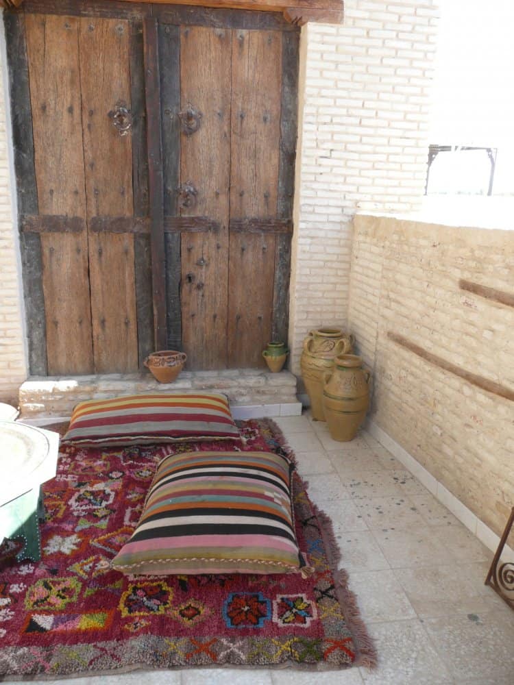 Tunisia, Tozeur – door and carpet, Dec.2008 (Tozeur)