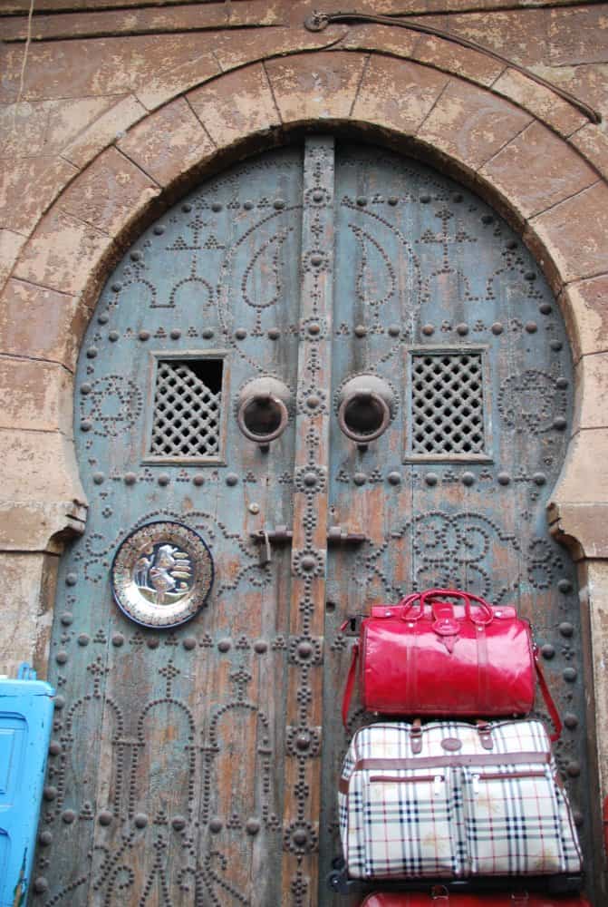 Tunisia, Tunis – door and bags, Dec.2008 (Túnez)