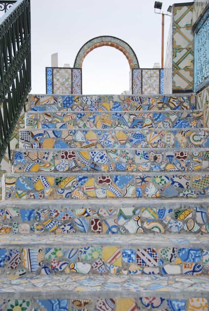 Tunisia, Tunis – colourful staircase, Dec.2008 (Túnez)