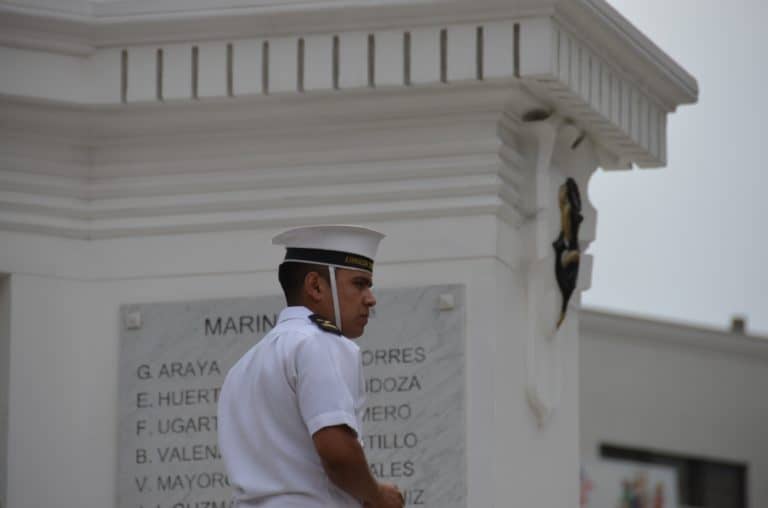 Plaza Sotomayor – marinaio, Dic.2015 (Valparaiso)