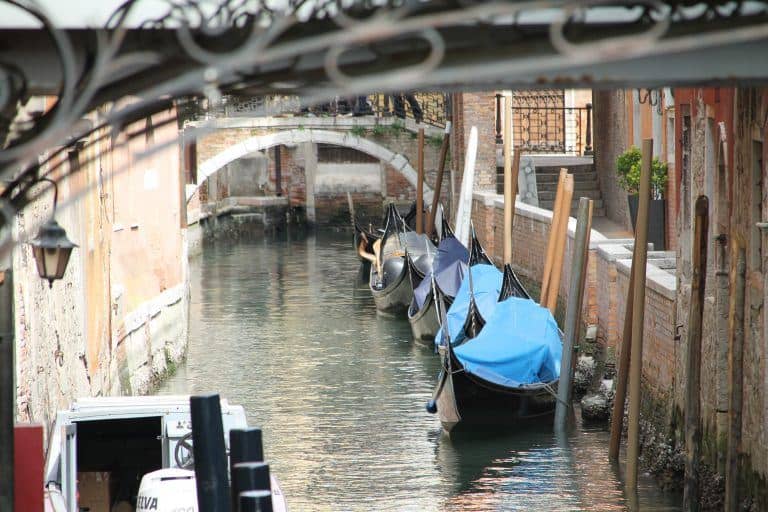 ヴェネツィア－停泊したゴンドラ 2017年4月 (ヴェネツィア)